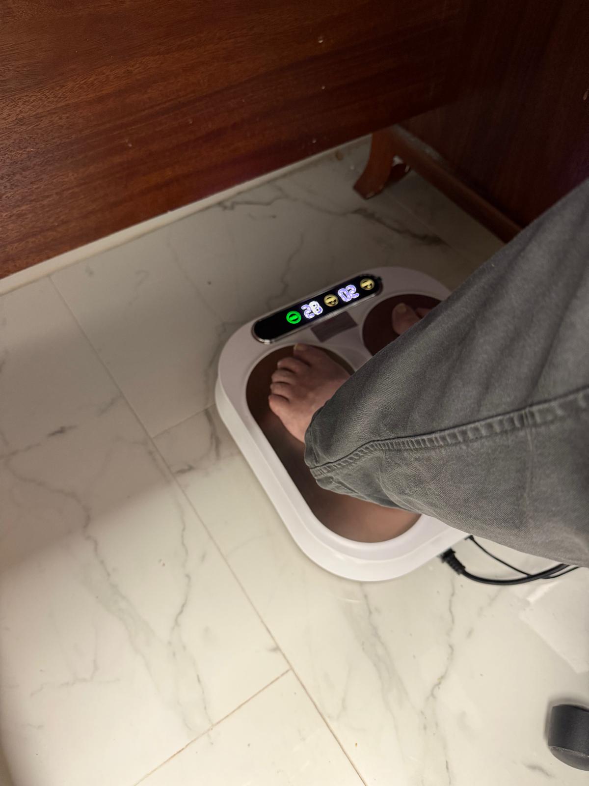 A patient resting their feet on the THz Tera-P90+ during a PEMF session